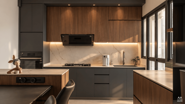 372B Woodlands 372B Woodlands HDB kitchen with dark cabinetry, a built-in hob and warm under-cabinet lighting
