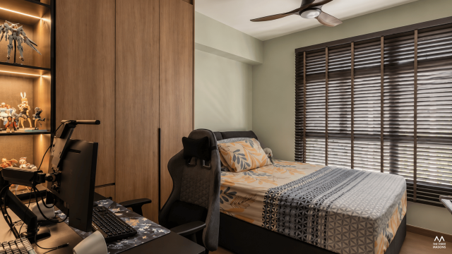 372B Woodlands 372B Woodlands HDB bedroom with a neutral bed, wood flooring and dark window blinds